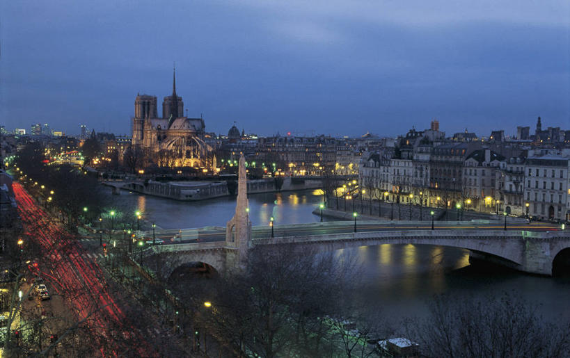 无人,横图,俯视,室外,夜晚,河流,城市,建筑,法国,欧洲,反射,岛,桥,首都,联系,拱桥,地标建筑,摄影,照亮,地中海文化,塞纳河,法国文化,万里无云,法兰西岛大区,彩图,高角度拍摄,斯德岛