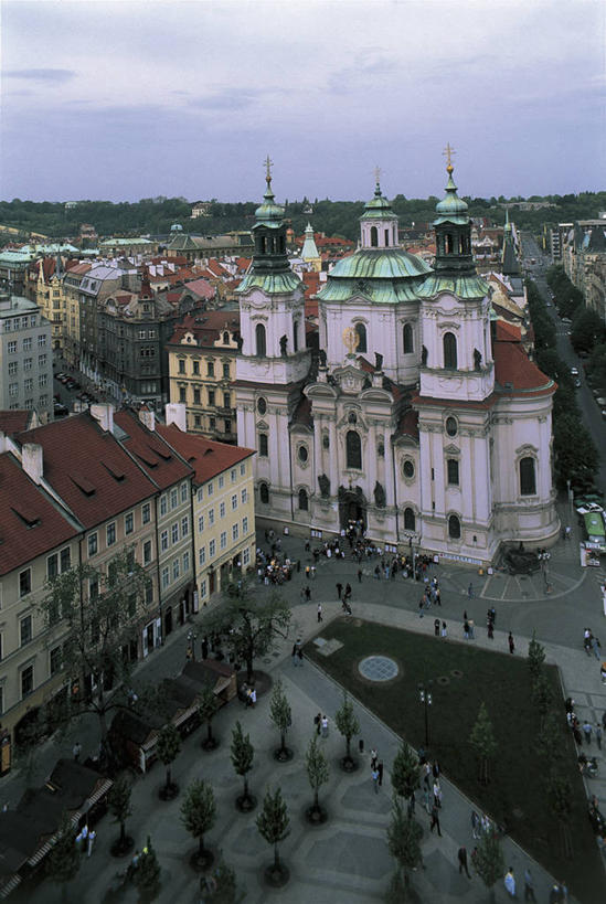 广场,教堂,竖图,俯视,室外,白天,度假,城市,建筑,欧洲,捷克,一排,行人,游客,游人,朦胧,模糊,整齐,云,拱门,古城,尖顶,首都,许多人,路人,旅客,树,排列,天空,自然,地标建筑,一群人,摄影,宗教,基督教,宗教建筑,队列,中欧,捷克共和国,波西米亚,布拉格,灵性,过客,圣尼古拉斯,彩图,高角度拍摄