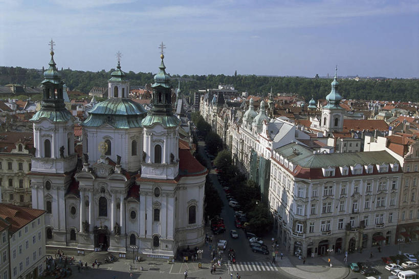 人群,广场,教堂,横图,俯视,室外,白天,城市,建筑,路,汽车,欧洲,捷克,朦胧,模糊,水平线,云,拱门,古城,首都,车,树,天空,自然,地标建筑,交通工具,运输,摄影,宗教,基督教,圆顶建筑,宗教建筑,载具,中欧,捷克共和国,波西米亚,布拉格,灵性,圣尼古拉斯,彩图,高角度拍摄,旅行