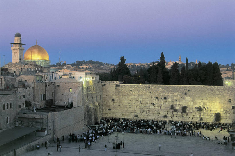 横图,俯视,室外,夜晚,城市,建筑,土耳其,以色列,亚洲,朦胧,模糊,墙,塔,首都,许多人,树,地标建筑,一群人,摄影,宗教,伊斯兰教,中东,圆顶建筑,宗教建筑,清真寺,西亚,哭墙,伊斯坦布尔,朝圣节,万里无云,蓝色清真寺,素檀何密清真寺,耶路撒冷,苏丹艾哈迈德清真寺,灵性,彩图,高角度拍摄,土耳其共和国,君士坦丁堡,苏丹清真寺