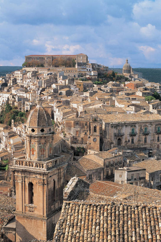 无人,竖图,俯视,室外,白天,山,城市,建筑,意大利,欧洲,屋顶,云,天空,摄影,西西里,圆顶建筑,地中海文化,意大利文化,拉古萨,彩图,高角度拍摄