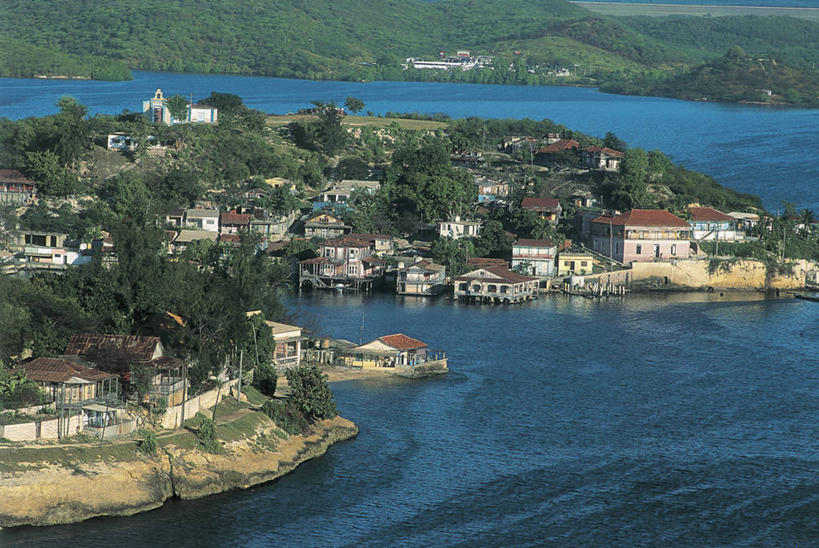 无人,横图,俯视,室外,白天,海洋,山,城市,建筑,古巴,加勒比海,房屋,屋顶,岛,海岸线,树,自然,大西洋,摄影,宁静,北美,住房,北美洲,西印度群岛,拉丁美洲,美洲,首府,省会,北亚美利加洲,亚美利加洲,古巴共和国,圣地亚哥.德.古巴,海滩,彩图,高角度拍摄,圣地亚哥省