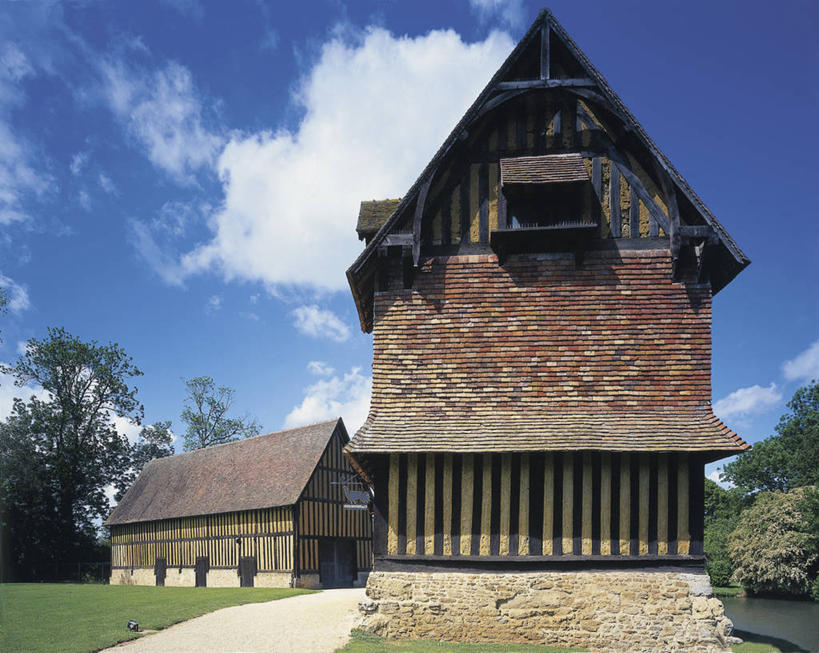 无人,横图,室外,白天,仰视,草坪,美景,建筑,法国,欧洲,城堡,景观,田地,乡村,云,笼子,鸟笼,历史,草,树,天空,自然,景色,摄影,地中海文化,自然风光,下诺曼底,彩图,低角度拍摄,卡尔瓦多斯,过去