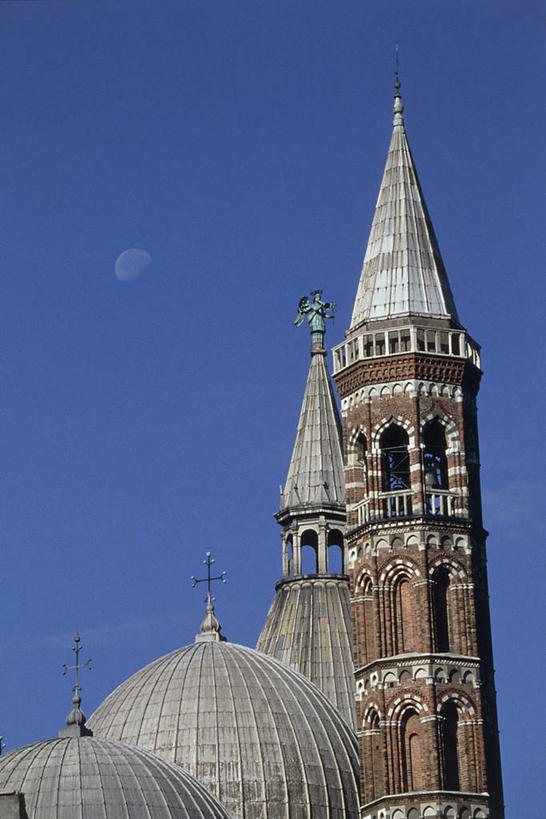 无人,教堂,竖图,室外,白天,仰视,意大利,欧洲,钟楼,塔,尖顶,顶部,蓝色,摄影,宗教,基督教,圆顶建筑,宗教建筑,地中海文化,意大利文化,威尼托大区,万里无云,灵性,帕多瓦,彩图,低角度拍摄