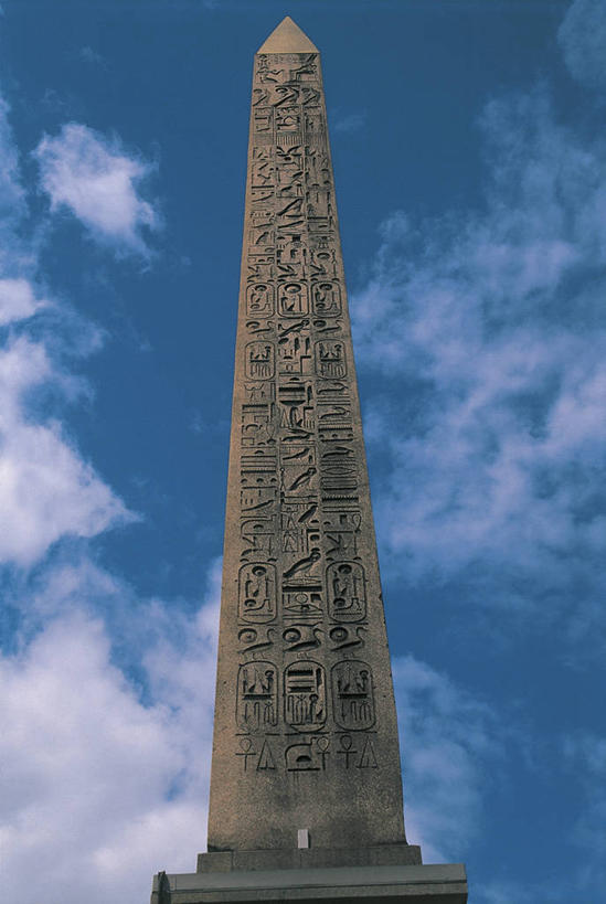 无人,竖图,室外,白天,仰视,建筑,法国,欧洲,标志,文字,柱子,字符,字母,云,塔,首都,标识,天空,地标建筑,摄影,地中海文化,法国文化,协和广场,法兰西岛大区,彩图,低角度拍摄