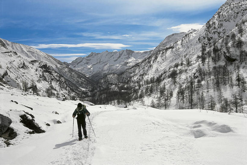 一个人,横图,室外,白天,旅游,度假,兴奋,运动,美景,山,山脉,雪,意大利,欧洲,仅一个男性,朦胧,模糊,地形,景观,云,冬天,竞技运动,娱乐,天空,自然,享受,休闲,景色,放松,季节,摄影,活动,滑雪杖,地中海文化,自然风光,挑战,滑雪运动,大帕拉迪索国家公园,冒险,休闲活动,彩图