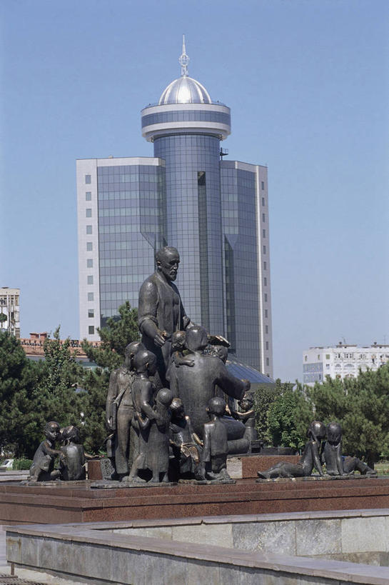 无人,竖图,室外,白天,城市,建筑,摩天大楼,雕塑,乌兹别克斯坦,亚洲,标志,雕像,符号,标识,树,办公大楼,摄影,万里无云,性别符号,前苏联,塔什干,彩图,男性符号,独联体