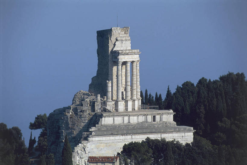 无人,横图,室外,白天,建筑,法国,欧洲,柱子,历史,废墟,树,蓝色,摄影,普罗旺斯,万里无云,古代文明,彩图,多利安式,过去