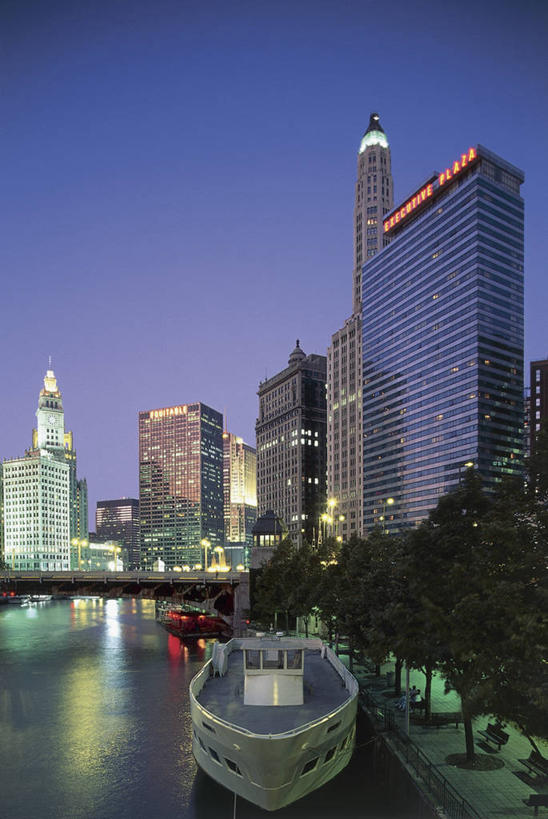 无人,竖图,室外,夜晚,河流,城市,建筑,摩天大楼,船,美国,反射,树,邮轮,运输,摄影,照亮,北美,伊利诺斯州,万里无云,芝加哥市,芝加哥河,彩图,旅行,海港