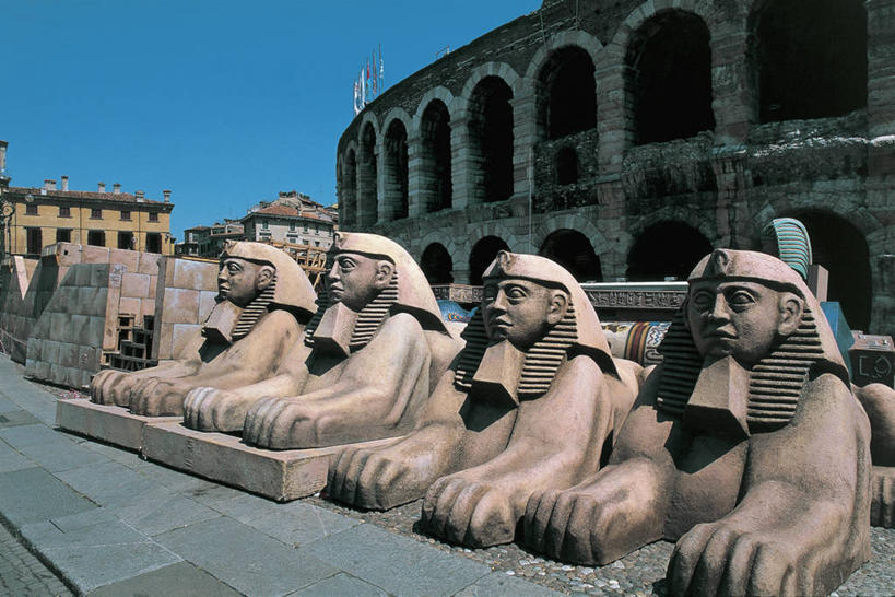 无人,横图,室外,白天,城市,建筑,雕塑,意大利,欧洲,一排,整齐,标志,雕像,符号,拱门,历史,标识,废墟,排列,地标建筑,摄影,地中海文化,队列,罗马竞技场,意大利文化,威尼托大区,万里无云,性别符号,古代文明,圆形剧场,维罗纳,彩图,男性符号,过去