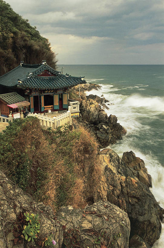 无人,竖图,室外,白天,海浪,海洋,山,建筑,韩国,亚洲,水平线,云,树,天空,摄影,宗教,佛教,宗教建筑,岩层,江原道,亭台楼阁,灵性,日本海,岩石,彩图,传统文化