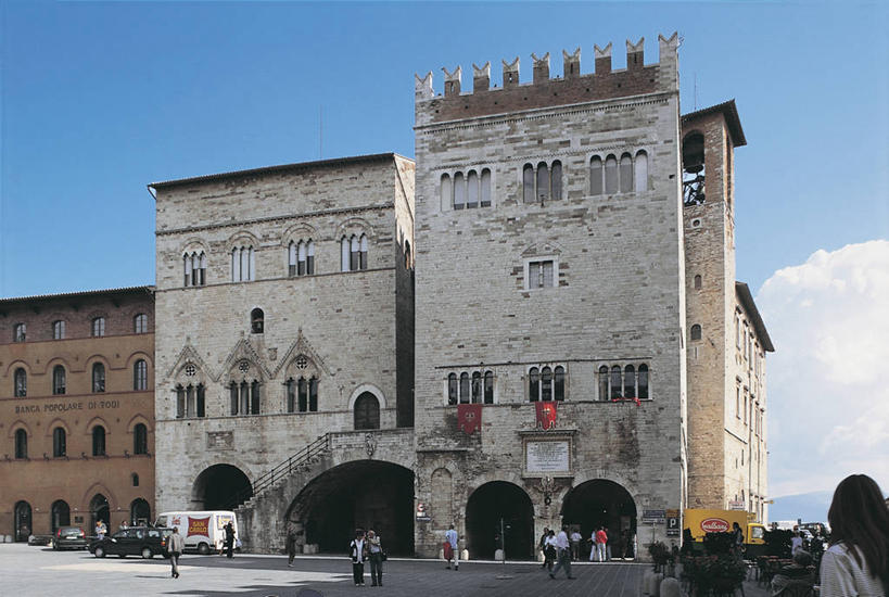 横图,室外,仰视,城市,建筑,汽车,意大利,欧洲,行人,游客,游人,云,拱门,许多人,路人,旅客,车,天空,交通工具,一群人,运输,摄影,政府大楼,地中海文化,载具,市政厅,政府,意大利文化,翁布里亚大区,过客,彩图,低角度拍摄,旅行,托迪