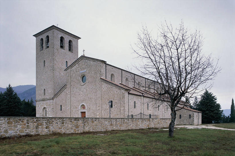 无人,教堂,横图,室外,白天,山,建筑,意大利,欧洲,草,树,绿色,天空,摄影,宗教,基督教,宗教建筑,地中海文化,意大利文化,灵性,修院,彩图,莫利塞