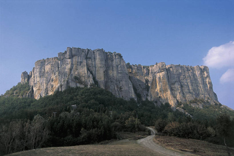 无人,横图,室外,白天,旅游,度假,美景,路,意大利,欧洲,景观,悬崖,云,娱乐,树,风景,天空,自然,享受,休闲,景色,放松,摄影,宁静,岩层,地中海文化,南欧,自然风光,意大利文化,意大利共和国,地质学,艾米利亚.罗马涅,艾米利亚.罗马涅大区,自然地理,岩石,彩图,亚平宁山脉