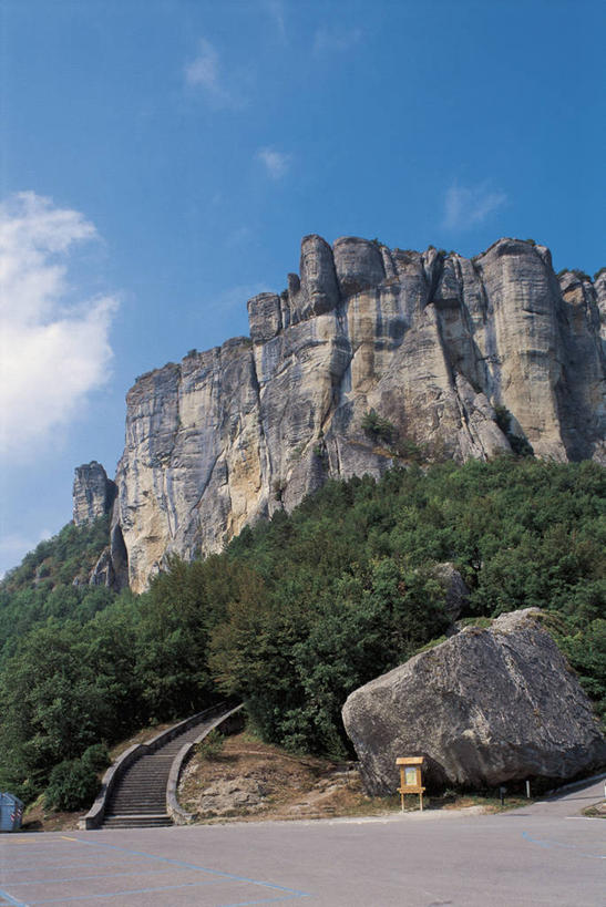 无人,竖图,室外,白天,旅游,度假,美景,意大利,欧洲,景观,悬崖,云,娱乐,台阶,树,风景,天空,自然,享受,休闲,景色,放松,摄影,宁静,岩层,地中海文化,南欧,自然风光,意大利文化,意大利共和国,地质学,艾米利亚.罗马涅,艾米利亚.罗马涅大区,自然地理,岩石,彩图,亚平宁山脉