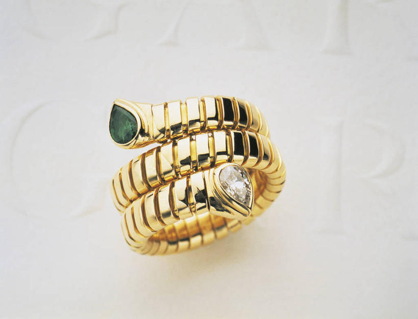 无人,横图,室内,特写,白色背景,时尚,珠宝,意大利,欧洲,金属,蛇,钻石,黄金,一个,动物,戒指,工艺品,财富,摄影,单个,品牌,高雅,宝石,西欧,地中海文化,南欧,意大利文化,式样,祖母绿,美术工艺,设计,彩图,影棚拍摄,贵重宝石