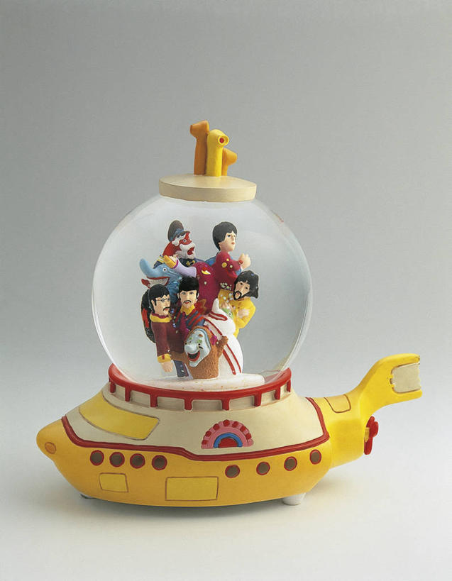 无人,竖图,室内,特写,船,玩具,雕塑,艺术,装饰,透明,雕刻,雕像,商品,音乐,一个,黄色,纪念品,工艺品,运输,摄影,单个,纪念,美术,创造力,记忆,主题,音乐人,陈列,潜水艇,功能,美学,雪花球,想法,彩图,影棚拍摄,旅行,披头士