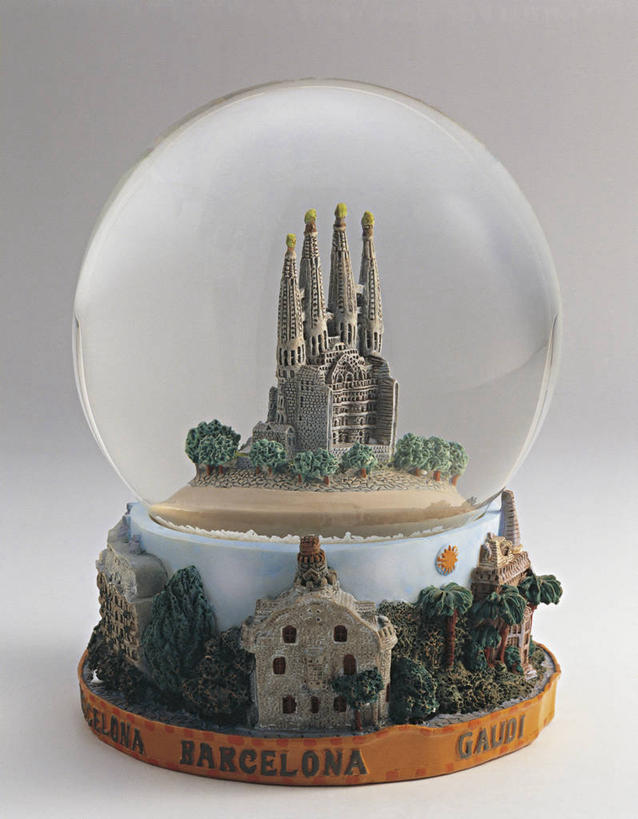 无人,教堂,竖图,室内,特写,建筑,玩具,雕塑,日光,西班牙,欧洲,巴塞罗那,形状,节日,艺术,装饰,透明,雕刻,雕像,符号,商品,文字,光,文化,桂尔公园,树,一个,纪念品,工艺品,地标建筑,祈祷,健康,球体,许愿,摄影,宗教,信仰,单个,纪念,英文字母,祈求,美术,创造力,基督教,西欧,宗教建筑,地中海文化,南欧,天主教,记忆,主题,加泰隆尼亚,陈列,伊比利亚半岛,古埃尔公园,圣家堂,功能,美学,雪花球,三维图形,灵性,几何形状,平安,彩图,影棚拍摄,巴塞罗那省