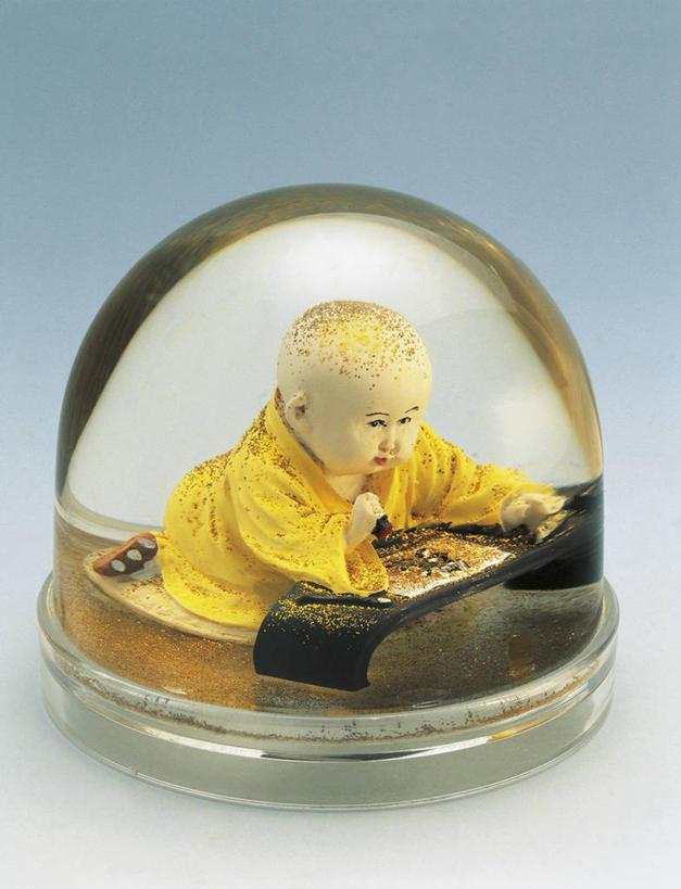 儿童,无人,竖图,室内,特写,玩具,雕塑,写,艺术,装饰,透明,雕刻,雕像,商品,塑胶,一个,纪念品,工艺品,童年,摄影,单个,纪念,美术,创造力,记忆,主题,陈列,功能,美学,雪花球,想法,彩图,影棚拍摄