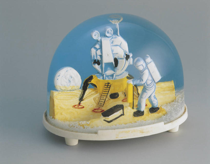 无人,宇航员,站,横图,室内,特写,工作服,制服,探险,安全,成功,技术,科技,玩具,雕塑,艺术,装饰,透明,科学,太空,太空船,标志,雕刻,雕像,符号,商品,月亮,月球,防护,标识,一个,衣服,天空,纪念品,工艺品,探索,运输,摄影,单个,纪念,保护,美术,创造力,太空服,成就,记忆,主题,保险,防护服,陈列,保护服,太空旅行器,功能,美学,保全,周全,安稳,安定,雪花球,性别符号,工作制服,太空舱,平安,彩图,影棚拍摄,工作套服,男性符号,空间探索