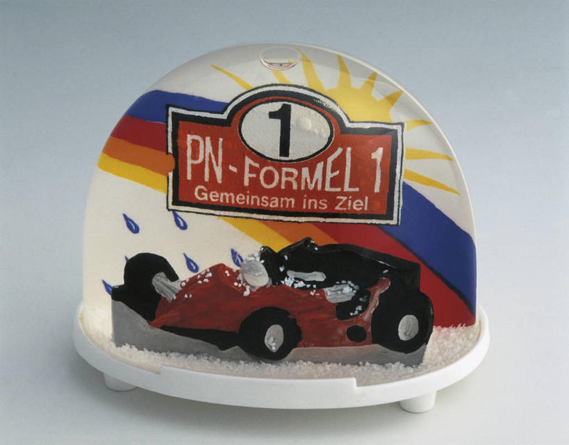 无人,横图,室内,特写,锻炼,快乐,比赛,运动,竞争,汽车,赛车,玩具,雕塑,奥地利,欧洲,艺术,装饰,透明,雕刻,雕像,符号,商品,数字,文字,机动车,娱乐,一个,纪念品,工艺品,休闲,运输,摄影,单个,纪念,英文字母,美术,创造力,体育运动,西欧,记忆,主题,陈列,中欧,一级方程式赛车,功能,美学,雪花球,想法,大写字母,体育,彩图,影棚拍摄,健身