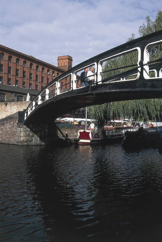 成年人,两个人,竖图,室外,白天,河流,水,建筑,船,英国,欧洲,伦敦,朦胧,模糊,流水,云,桥,市场,首都,联系,英格兰,树,天空,运输,摄影,西欧,北欧,大不列颠,大不列颠及北爱尔兰联合王国,大不列颠及爱尔兰联合王国,雾都,卡姆登区,男人,男性,女人,女性,步行,彩图,旅行,内伦敦,大不列颠王国,大英帝国,联合王国,日不落帝国