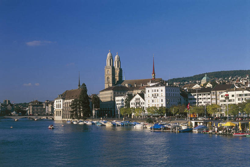 无人,横图,室外,白天,河流,水,城市,建筑,船,瑞士,欧洲,河岸,流水,城镇,桥,尖顶,拱桥,天空,运输,摄影,西欧,都市风光,中欧,瑞士联邦,苏黎世州,利马特河,苏黎士,彩图,旅行