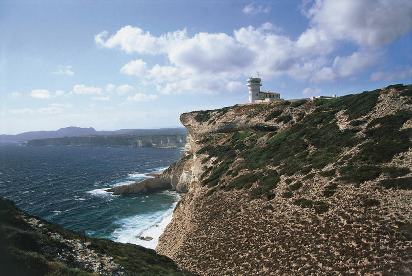 无人,横图,室外,白天,旅游,度假,海浪,海洋,美景,山,山脉,水,道路,建筑,法国,欧洲,信息,海岸线,景观,悬崖,云,灯塔,交通,方向,娱乐,天空,自然,享受,休闲,景色,放松,摄影,引导,指导,指引,保护,科西嘉,西欧,地中海文化,自然风光,中欧,航标,南科西嘉,博尼法乔,彩图,旅行,导航