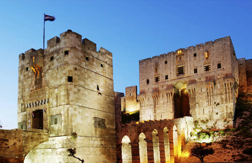 无人,横图,室外,夜晚,山,城市,建筑,旗帜,叙利亚,亚洲,破碎,符号,大门,拱门,围墙,历史,破坏,城墙,破损,废墟,天空,黄昏,地标建筑,摄影,宗教,粉碎,损坏,考古学,伊斯兰教,中东,要塞,地中海文化,毁坏,摧毁,破败,阿勒颇,彩图,旅行,叙利亚国旗,联合国教科文组织,时代,过去