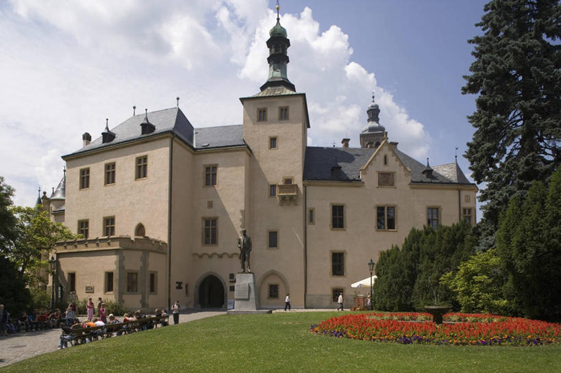 人群,横图,室外,白天,建筑,欧洲,捷克,朦胧,模糊,云,法院,树,天空,地标建筑,摄影,政府大楼,中欧,捷克共和国,波西米亚,库特纳霍拉,彩图,旅行,联合国教科文组织,法律,法律体系