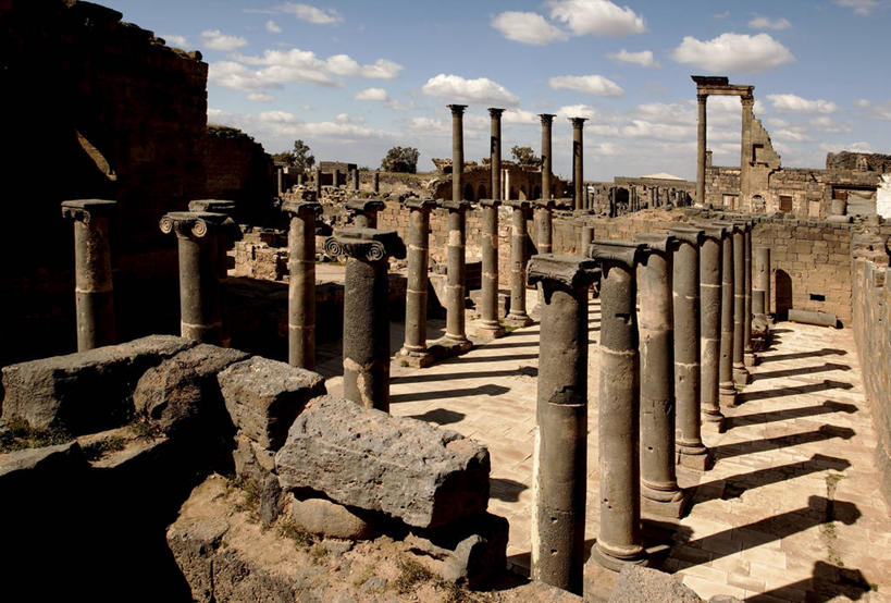 无人,横图,室外,白天,建筑,叙利亚,亚洲,阴影,破碎,柱子,云,历史,破坏,破损,废墟,天空,地标建筑,温泉池,摄影,粉碎,损坏,考古学,中东,地中海文化,毁坏,古典风格,摧毁,古代文明,柱廊,古代史,破败,彩图,旅行,联合国教科文组织,过去