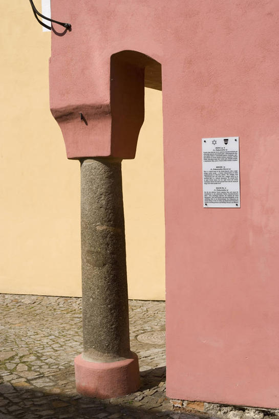 无人,竖图,室外,白天,城市,建筑,欧洲,柱子,房屋,墙,地标建筑,摄影,住房,都市风光,捷克共和国,摩拉维亚,彩图,旅行,联合国教科文组织