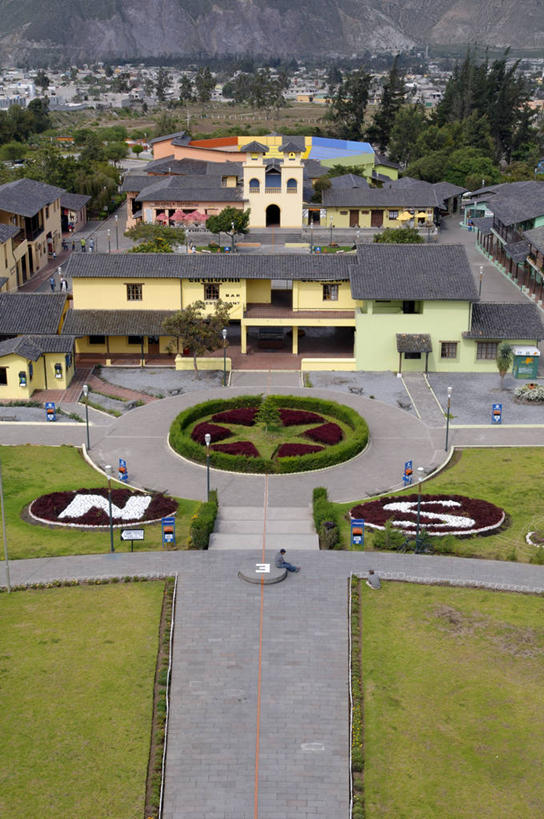 无人,博物馆,竖图,俯视,室外,白天,成功,建筑,厄瓜多尔,纪念碑,小路,首都,历史,草,树,风景,自然,地标建筑,南美,摄影,宁静,罗盘,纬度,环境,拉丁美洲,成就,记忆,美洲,渴望,赤道,基多,彩图,高角度拍摄,旅行,联合国教科文组织,过去