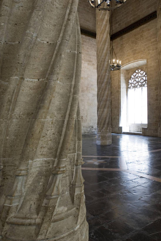 无人,音乐厅,竖图,室内,白天,窗户,地板,建筑,西班牙,欧洲,装饰,反射,柱子,地面,地标建筑,摄影,照明设备,地中海文化,水晶吊灯,哥特式风格,伊比利亚半岛,巴伦西亚省,彩图,旅行,联合国教科文组织,时代