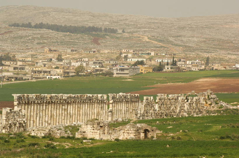 太阳穴,无人,横图,室外,白天,山,城市,建筑,叙利亚,亚洲,一排,整齐,柱子,地形,历史,破坏,古罗马,破损,废墟,排列,摄影,宗教,损坏,考古学,中东,宗教建筑,要塞,地中海文化,都市风光,队列,古典风格,古代文明,柱廊,古代史,彩图,旅行,阿帕米亚,过去