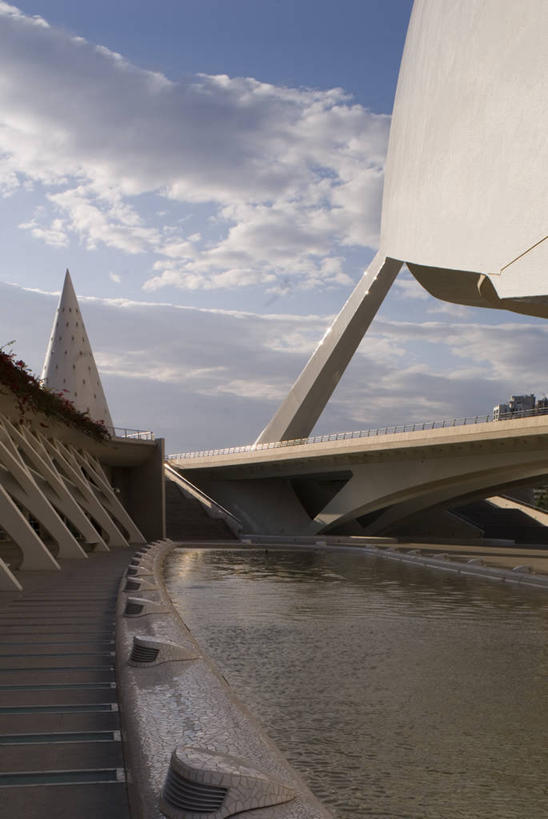 无人,工程师,建筑师,博物馆,竖图,室外,白天,河流,城市,建筑,剧院,西班牙,欧洲,流水,云,歌剧院,现代,天空,地标建筑,摄影,地中海文化,都市风光,伊比利亚半岛,管理,会堂,巴伦西亚,建筑工程师,设计,彩图,旅行,艺术科学城,画则师,图则师,则师,评估,人员,圣地亚哥.卡拉特拉瓦