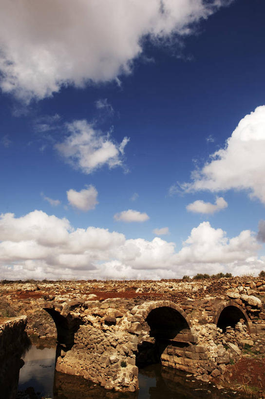 无人,竖图,室外,白天,旅游,度假,河流,美景,建筑,叙利亚,亚洲,反射,景观,流水,云,拱门,桥,联系,历史,娱乐,废墟,天空,自然,享受,休闲,景色,放松,摄影,中东,地中海文化,自然风光,古代文明,罗马桥,石块,彩图,旅行,过去