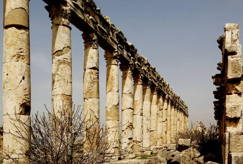 太阳穴,无人,横图,室外,白天,建筑,叙利亚,亚洲,一排,整齐,柱子,历史,破坏,古罗马,破损,废墟,排列,天空,摄影,宗教,灌木,损坏,考古学,中东,宗教建筑,要塞,地中海文化,队列,古典风格,万里无云,古代文明,柱廊,古代史,彩图,旅行,阿帕米亚,过去
