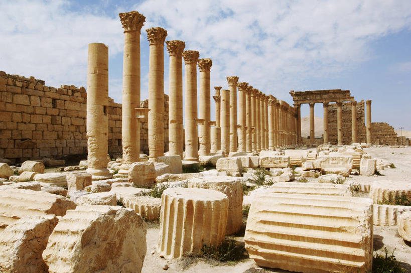 太阳穴,无人,横图,室外,白天,仰视,沙漠,建筑,叙利亚,亚洲,一排,整齐,柱子,地形,云,纪念碑,历史,破坏,破损,废墟,排列,天空,自然,地标建筑,摄影,宗教,环境,损坏,考古学,中东,地中海文化,队列,积雨云,古典风格,中东文化,埃及文化,古代文明,柱廊,灵性,破败,巴尔米拉,贝尔神庙,彩图,低角度拍摄,旅行,传统文化,联合国教科文组织,过去