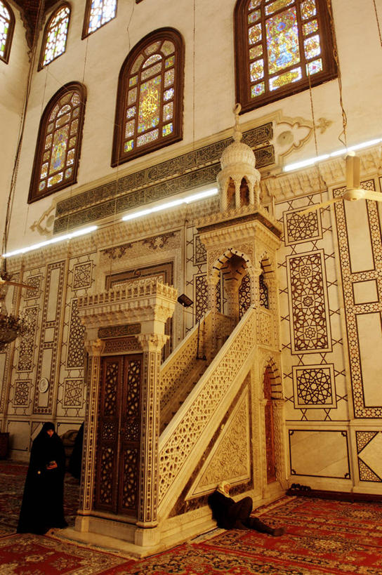 两个人,竖图,室内,窗户,地毯,叙利亚,亚洲,朦胧,模糊,光亮,首都,历史,地标建筑,祈祷,摄影,宗教,照亮,伊斯兰教,中东,宗教建筑,地中海文化,清真寺,大清真寺,彩色玻璃,灵性,式样,大马士革,倭马亚大清真寺,彩图,旅行,传统文化,联合国教科文组织,过去