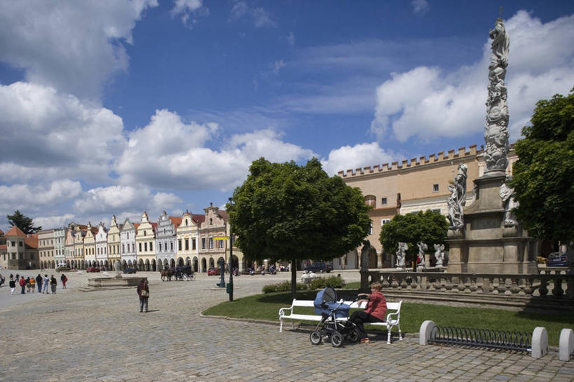 人群,广场,坐,横图,室外,白天,旅游,度假,城市,道路,建筑,路,喷泉,欧洲,行人,游客,游人,朦胧,模糊,长椅,云,城镇,拱门,小路,交通,路人,旅客,座位,树,天空,地标建筑,摄影,都市风光,捷克共和国,折叠童车,过客,摩拉维亚,休闲活动,步行,彩图,旅行,联合国教科文组织