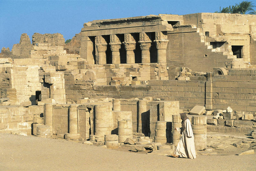 成年人,一个人,横图,度假,美景,城市风光,城市,建筑,非洲,埃及,仅一个男性,头巾,头饰,柱子,景观,历史,娱乐,废墟,衣服,发饰,地标建筑,享受,休闲,景色,放松,摄影,气候,中东,北非,中东文化,首府,埃及文化,阿拉伯埃及共和国,金字塔之国,棉花之国,阿斯旺,阿斯旺省,阿非利加洲,古代文明,哈索尔神庙,自然地理,步行,彩图,传统服装