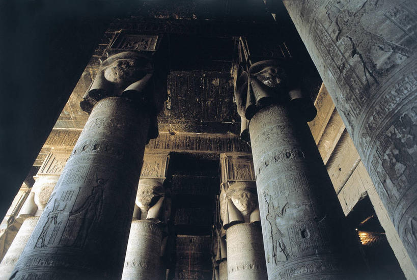 太阳穴,无人,横图,室外,白天,仰视,建筑,非洲,埃及,柱子,地标建筑,摄影,中东,象形文字,比例,北非,中东文化,鲁克索神殿,埃及文化,古埃及文明,古代文明,自然地理,彩图,低角度拍摄