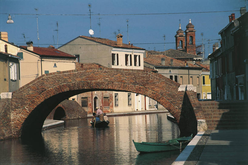 成年人,三个人,人群,横图,室外,白天,河流,船,意大利,欧洲,砖,流水,城镇,桥,地标建筑,摄影,运河,住房,南欧,意大利文化,意大利共和国,艾米利亚.罗马涅,艾米利亚.罗马涅大区,费拉拉,男人,男性,彩图,联合国教科文组织