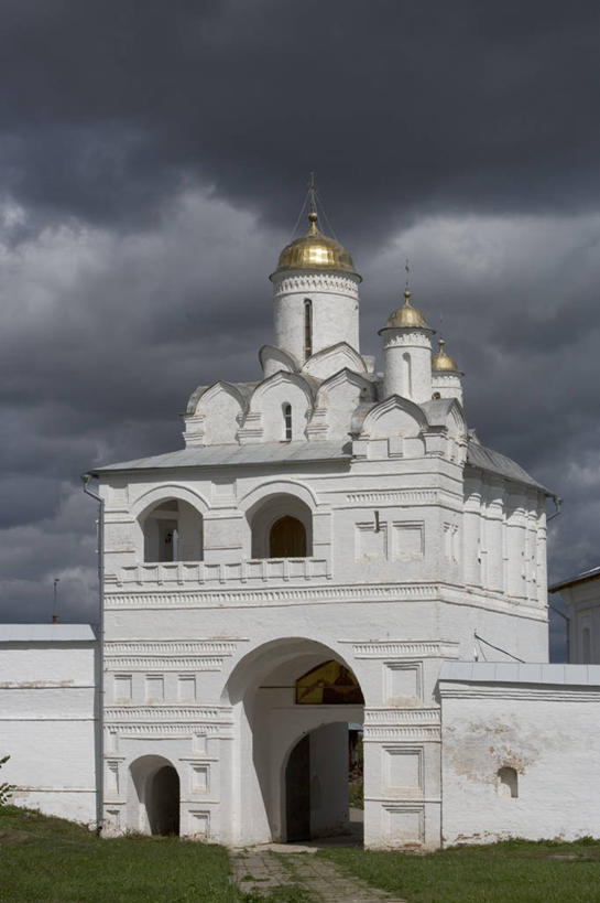 无人,竖图,室外,白天,多云,建筑,俄罗斯,节日,大门,墙,云,文化,天空,地标建筑,祈祷,健康,许愿,摄影,宗教,信仰,纪念,祈求,基督教,天主教,修道院,信念,东正教,拿撒勒,神学院,修院,隐修院,平安,彩图,俄罗斯文化,联合国教科文组织