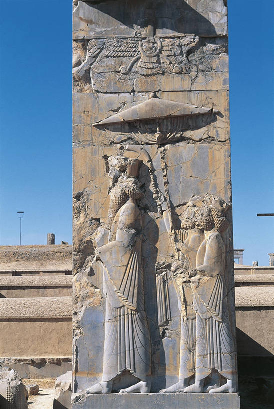 三个人,竖图,室外,白天,侧面,建筑,伊朗,柱子,宏伟,历史,阳伞,废墟,地标建筑,摄影,明星,中东,下降,仆人,古代文明,岩石,彩图,旅行,联合国教科文组织,名声