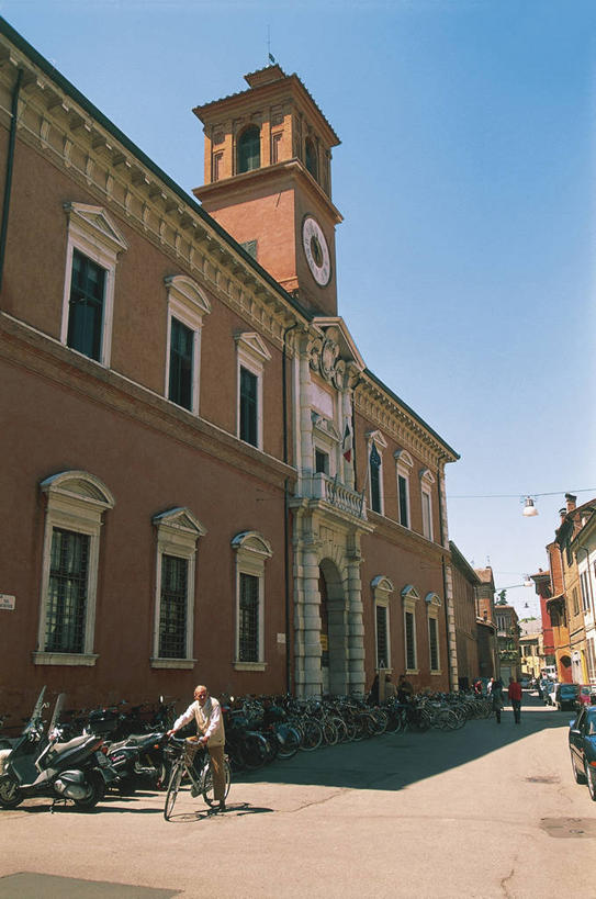 图书馆,竖图,室外,白天,建筑,街道,摩托车,自行车,意大利,欧洲,机动车,联合国,历史,钟塔,天空,地标建筑,摄影,南欧,意大利文化,万里无云,意大利共和国,艾米利亚.罗马涅,艾米利亚.罗马涅大区,费拉拉,彩图,联合国教科文组织