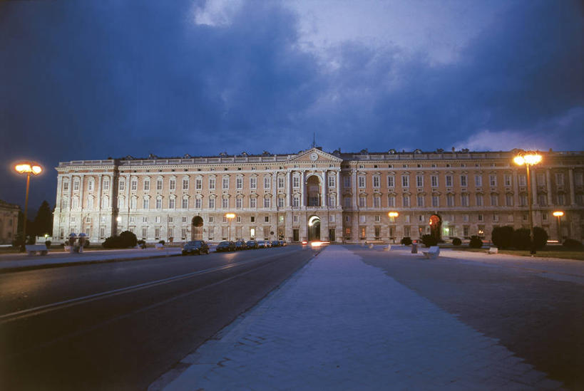 无人,横图,室外,夜晚,正面,建筑,意大利,柱子,光亮,地标建筑,摄影,照亮,权威,南欧,政府,豪宅,意大利文化,坎帕尼亚,卡塞塔,彩图,联合国教科文组织