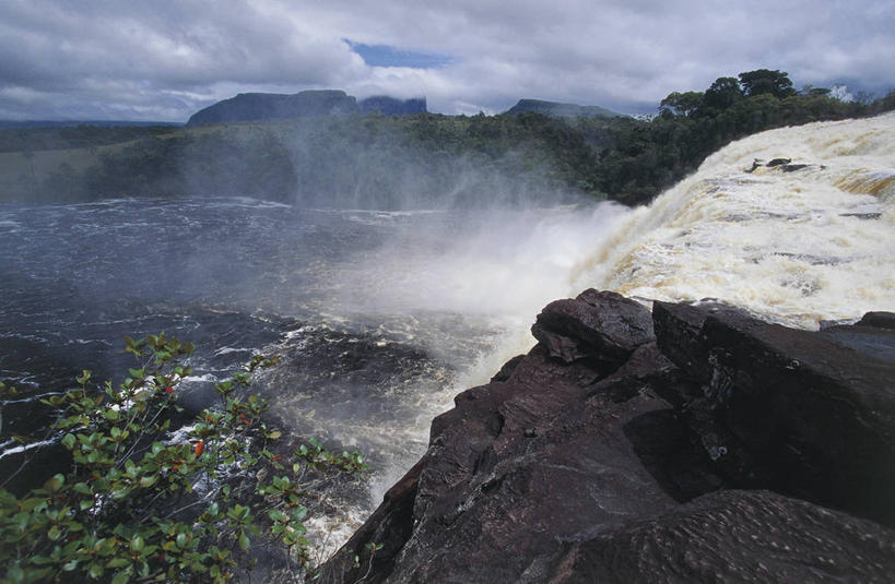 无人,横图,室外,白天,河流,瀑布,雾,委内瑞拉,圭亚那,地形,流水,风景,自然,地标建筑,南美,摄影,环境,国家公园,自然地理,岩石,彩图,联合国教科文组织,白水,卡奈依马国家公园,郊野公园