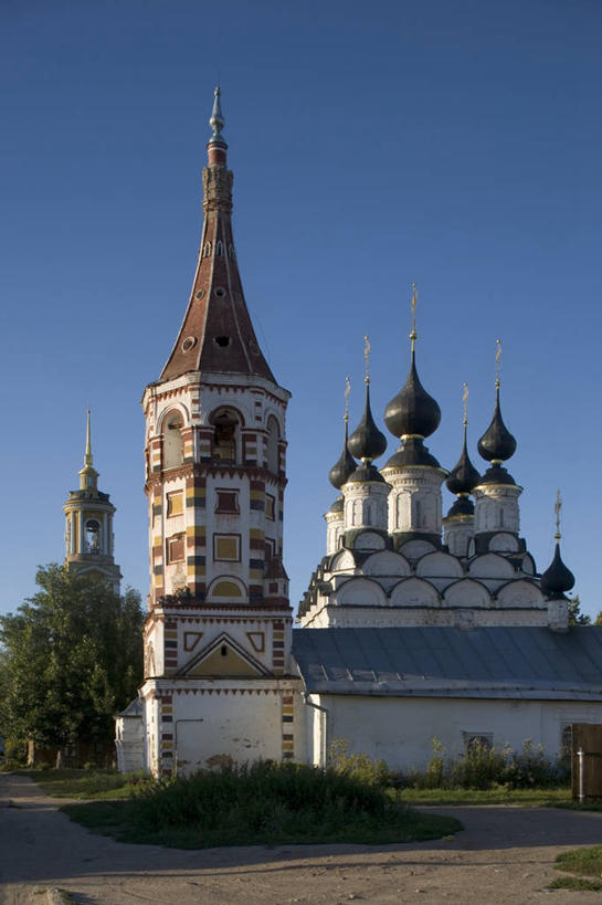 无人,竖图,室外,白天,建筑,俄罗斯,阴影,纪念碑,钟楼,塔,尖顶,历史,树,地标建筑,摄影,宗教,圆顶建筑,宗教建筑,修道院,东正教,彩图,苏兹达尔,俄罗斯文化,联合国教科文组织